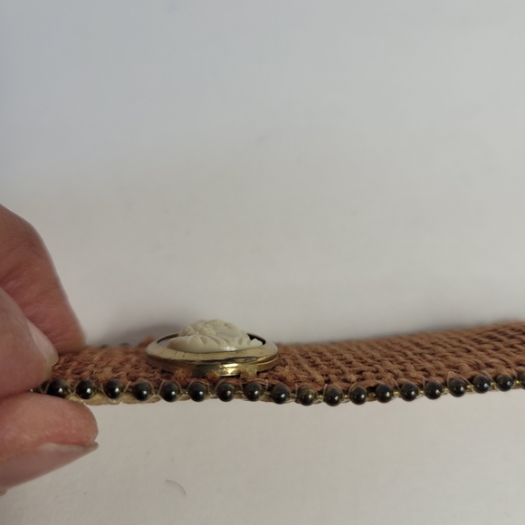 Vintage cameo set belt and earrings - Picture 8 of 16